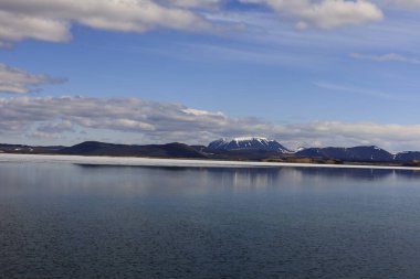 Myvatn, İzlanda 'nın kuzeyinde, Krafla volkanı yakınlarında aktif bir volkanik bölgede bulunan sığ bir göldür..