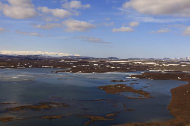 Myvatn, İzlanda 'nın kuzeyinde, Krafla volkanı yakınlarında aktif bir volkanik bölgede bulunan sığ bir göldür. Yüksek miktarda biyolojik aktivitesi var.