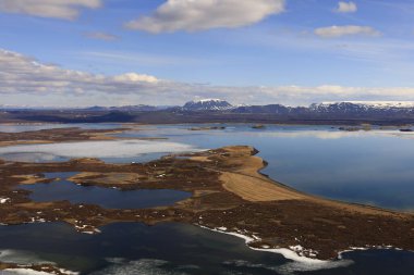 Myvatn, İzlanda 'nın kuzeyinde, Krafla volkanı yakınlarında aktif bir volkanik bölgede bulunan sığ bir göldür. Yüksek miktarda biyolojik aktivitesi var.