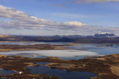 Myvatn, İzlanda 'nın kuzeyinde, Krafla volkanı yakınlarında aktif bir volkanik bölgede bulunan sığ bir göldür. Yüksek miktarda biyolojik aktivitesi var.