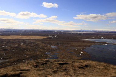 Myvatn, İzlanda 'nın kuzeyinde, Krafla volkanı yakınlarında aktif bir volkanik bölgede bulunan sığ bir göldür. Yüksek miktarda biyolojik aktivitesi var.