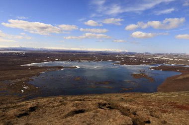 Myvatn, İzlanda 'nın kuzeyinde, Krafla volkanı yakınlarında aktif bir volkanik bölgede bulunan sığ bir göldür. Yüksek miktarda biyolojik aktivitesi var.