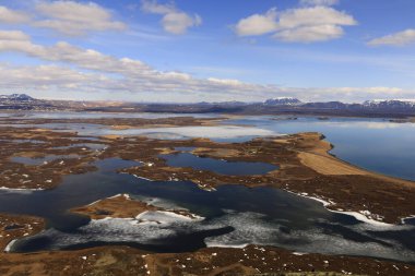 Myvatn, İzlanda 'nın kuzeyinde, Krafla volkanı yakınlarında aktif bir volkanik bölgede bulunan sığ bir göldür. Yüksek miktarda biyolojik aktivitesi var.