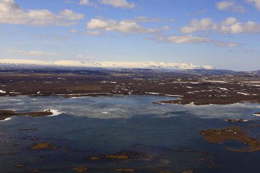 Myvatn, İzlanda 'nın kuzeyinde, Krafla volkanı yakınlarında aktif bir volkanik bölgede bulunan sığ bir göldür. Yüksek miktarda biyolojik aktivitesi var.