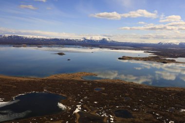 Myvatn, İzlanda 'nın kuzeyinde, Krafla volkanı yakınlarında aktif bir volkanik bölgede bulunan sığ bir göldür. Yüksek miktarda biyolojik aktivitesi var.