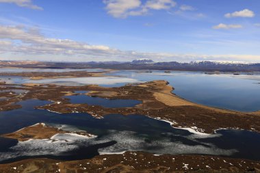 Myvatn, İzlanda 'nın kuzeyinde, Krafla volkanı yakınlarında aktif bir volkanik bölgede bulunan sığ bir göldür. Yüksek miktarda biyolojik aktivitesi var.
