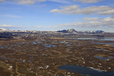 Myvatn, İzlanda 'nın kuzeyinde, Krafla volkanı yakınlarında aktif bir volkanik bölgede bulunan sığ bir göldür. Yüksek miktarda biyolojik aktivitesi var.