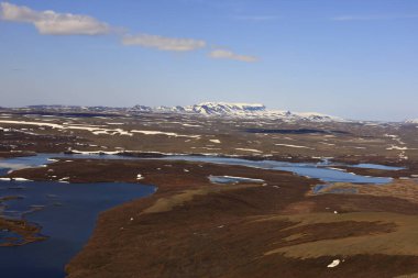 Myvatn, İzlanda 'nın kuzeyinde, Krafla volkanı yakınlarında aktif bir volkanik bölgede bulunan sığ bir göldür. Yüksek miktarda biyolojik aktivitesi var.