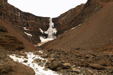  Doğu İzlanda, Flojtsdalshreppur 'da Hengifossa' da bulunan bir dağın manzarası.