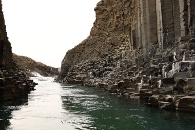 Stuolagil Kanyonu doğu İzlanda 'da, Jokla Nehri' nin ortasında saklanır.