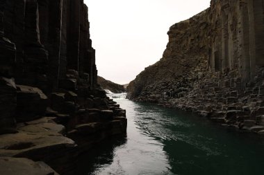 Stuolagil Kanyonu doğu İzlanda 'da, Jokla Nehri' nin ortasında saklanır.