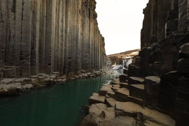 Stuolagil Kanyonu doğu İzlanda 'da, Jokla Nehri' nin ortasında saklanır.