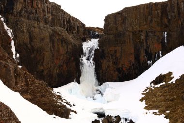 Fardagafoss, Egilsstaoir 'in hemen dışında Seyoisfjorour kasabasına giden yolda bulunan bir şelaledir.