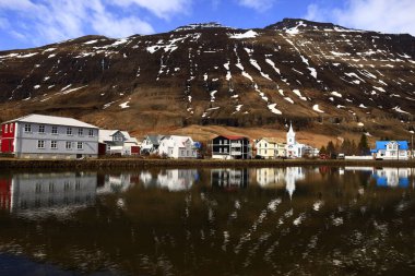 Seyisfjorour, İzlanda 'nın doğu kesiminde, fiyordun en iç noktasında bulunan bir kasabadır. Kasaba Mulaping belediyesinde yer almaktadır..