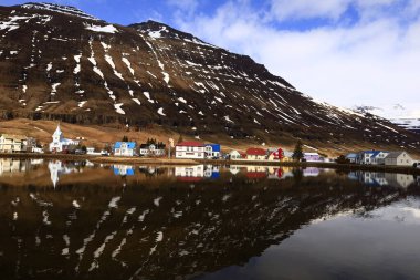Seyisfjorour, İzlanda 'nın doğu kesiminde, fiyordun en iç noktasında bulunan bir kasabadır. Kasaba Mulaping belediyesinde yer almaktadır..