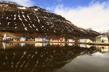 Seyisfjorour, İzlanda 'nın doğu kesiminde, fiyordun en iç noktasında bulunan bir kasabadır. Kasaba Mulaping belediyesinde yer almaktadır..