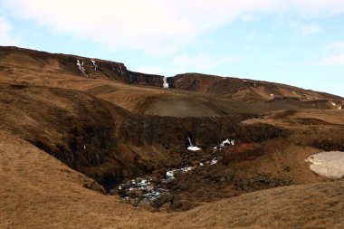 Hengifoss İzlanda 'daki en yüksek üçüncü şelaledir, 128 metre. Hengifoss, Doğu İzlanda 'nın Fljtsdalshreppur kentinde yer almaktadır..