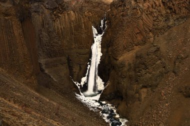 Litlanesfoss, Doğu İzlanda 'nın Flijotsdalur kentinde yer alan bir şelaledir.