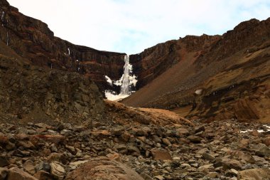 Hengifoss İzlanda 'daki en yüksek üçüncü şelaledir, 128 metre. Hengifoss, Doğu İzlanda 'nın Fljtsdalshreppur kentinde yer almaktadır..