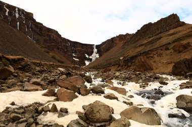 Hengifoss İzlanda 'daki en yüksek üçüncü şelaledir, 128 metre. Hengifoss, Doğu İzlanda 'nın Fljtsdalshreppur kentinde yer almaktadır..