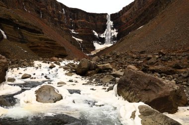 Hengifoss İzlanda 'daki en yüksek üçüncü şelaledir, 128 metre. Hengifoss, Doğu İzlanda 'nın Fljtsdalshreppur kentinde yer almaktadır..