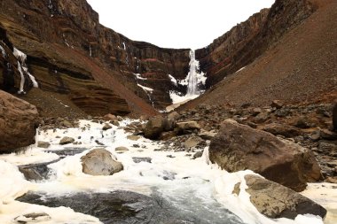 Hengifoss İzlanda 'daki en yüksek üçüncü şelaledir, 128 metre. Hengifoss, Doğu İzlanda 'nın Fljtsdalshreppur kentinde yer almaktadır..