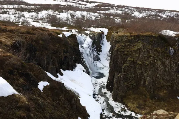 Fardagafoss, Egilsstaoir 'in hemen dışında Seyoisfjorour kasabasına giden yolda bulunan bir şelaledir.