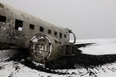 İzlanda 'nın en güneyindeki Solheimasandur kumlarında kaybolan Amerikan Ordusu DC3 uçağının enkazı