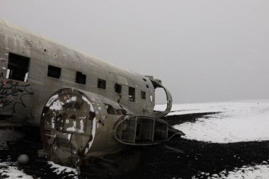 İzlanda 'nın en güneyindeki Solheimasandur kumlarında kaybolan Amerikan Ordusu DC3 uçağının enkazı