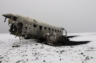 İzlanda 'nın en güneyindeki Solheimasandur kumlarında kaybolan Amerikan Ordusu DC3 uçağının enkazı