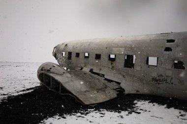 İzlanda 'nın en güneyindeki Solheimasandur kumlarında kaybolan Amerikan Ordusu DC3 uçağının enkazı