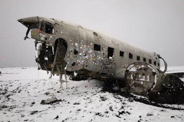 İzlanda 'nın en güneyindeki Solheimasandur kumlarında kaybolan Amerikan Ordusu DC3 uçağının enkazı