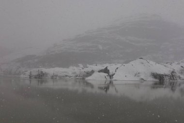 Solheimajokull, İzlanda 'nın yaklaşık on kilometre uzunluğundaki bir buzuludur ve Myrdalsjokull' un bir buzul dilidir..