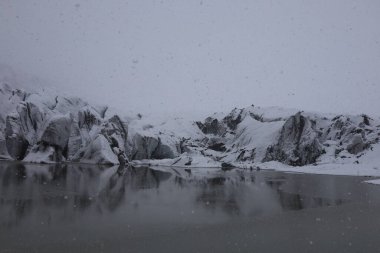 Solheimajokull, İzlanda 'nın yaklaşık on kilometre uzunluğundaki bir buzuludur ve Myrdalsjokull' un bir buzul dilidir..