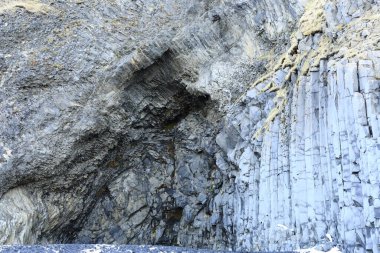 Reynisfjara, İzlanda 'nın güney kıyısında Vik i Myrdal adlı küçük bir balıkçı köyünün yakınında yer alan bir kumsaldır. .