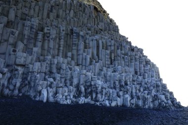 Reynisfjara, İzlanda 'nın güney kıyısında Vik i Myrdal adlı küçük bir balıkçı köyünün yakınında yer alan bir kumsaldır. .