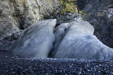 Reynisfjara, İzlanda 'nın güney kıyısında Vik i Myrdal adlı küçük bir balıkçı köyünün yakınında yer alan bir kumsaldır. .