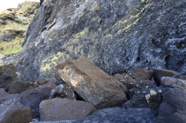 Reynisfjara, İzlanda 'nın güney kıyısında Vik i Myrdal adlı küçük bir balıkçı köyünün yakınında yer alan bir kumsaldır. .