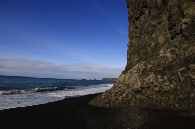 Reynisfjara, İzlanda 'nın güney kıyısında Vik i Myrdal adlı küçük bir balıkçı köyünün yakınında yer alan bir kumsaldır. .