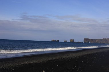 Reynisfjara, İzlanda 'nın güney kıyısında Vik i Myrdal adlı küçük bir balıkçı köyünün yakınında yer alan bir kumsaldır. .