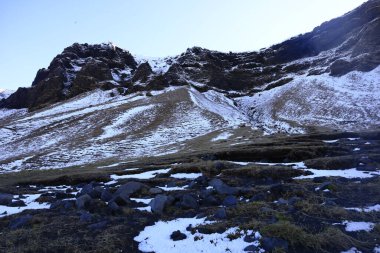 Reynisfjara, İzlanda 'nın güney kıyısında Vik i Myrdal adlı küçük bir balıkçı köyünün yakınında yer alan bir kumsaldır. .