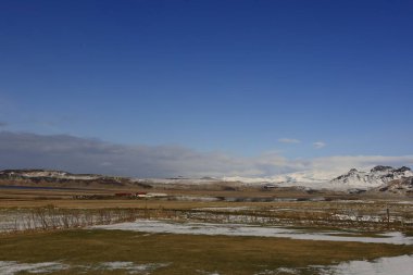İzlanda 'nın güney kıyısındaki Vik i Myrdal' ın yanındaki bir dağa bak.