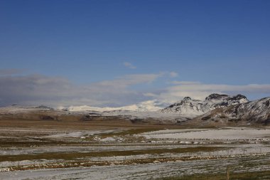 İzlanda 'nın güney kıyısındaki Vik i Myrdal' ın yanındaki bir dağa bak.