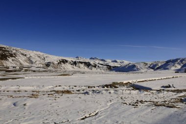 İzlanda 'nın güney kıyısındaki Vik i Myrdal' ın yanındaki bir dağa bak.