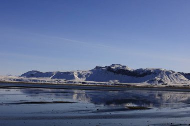 İzlanda 'nın güney kıyısındaki Vik i Myrdal' ın yanındaki bir dağa bak.