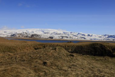 İzlanda 'nın güney kıyısındaki Vik i Myrdal' ın yanındaki bir dağa bak.