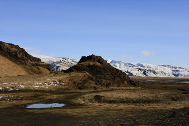 İzlanda 'nın güney kıyısındaki Vik i Myrdal' ın yanındaki bir dağa bak.