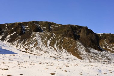 İzlanda 'nın güney kıyısındaki Vik i Myrdal' ın yanındaki bir dağa bak.