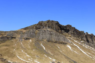 İzlanda 'nın güney kıyısındaki Vik i Myrdal' ın yanındaki bir dağa bak.