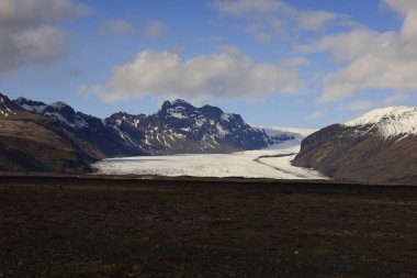  Vatnajkull Ulusal Parkı, İzlanda 'da bir ulusal parktır ve Avrupa' nın 14.141 km2, bir başka deyişle ülkenin% 13 'ünü kapsayan ikinci büyük parkıdır.